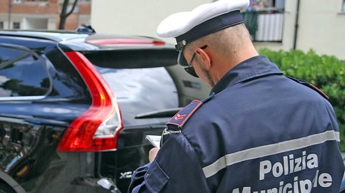 Tornano dal funerale e trovano le multe sulle auto