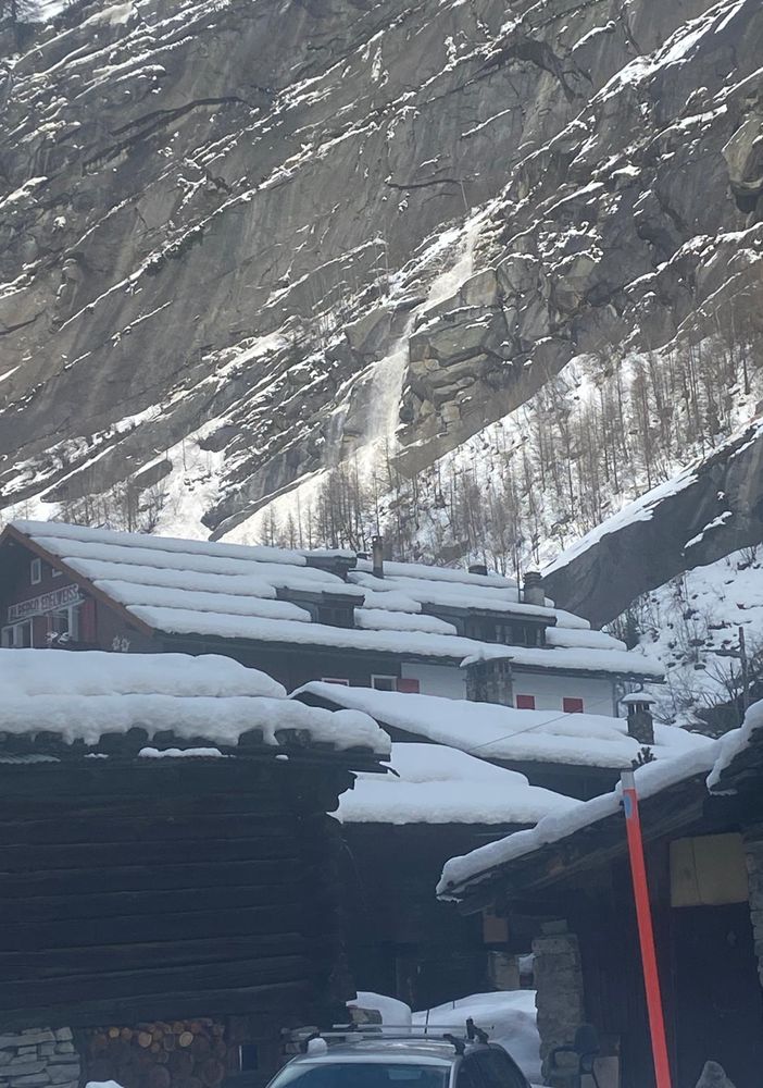 VIDEO. A Macugnaga la neve si stacca dalle cime e precipita nella zona di Pecetto