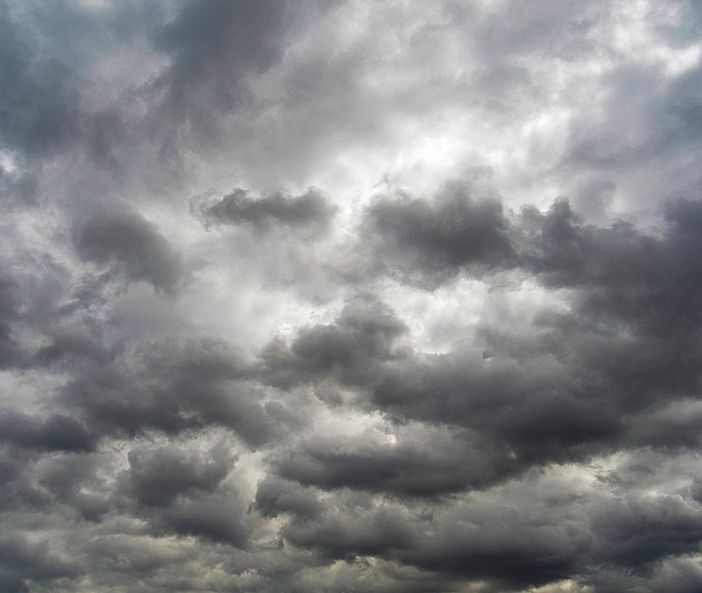 Primo novembre con le nuvole e un po' di pioggia in serata. Domani precipitazioni intense con vento