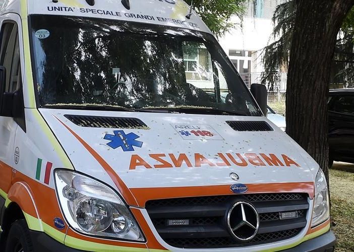 Incidente a Milano, furgone travolge 4 persone: un morto