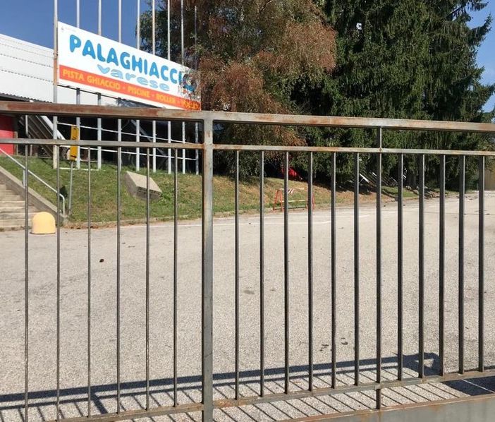 La questione palaghiaccio approda in consiglio comunale: «Ignorate le richieste delle associazioni»