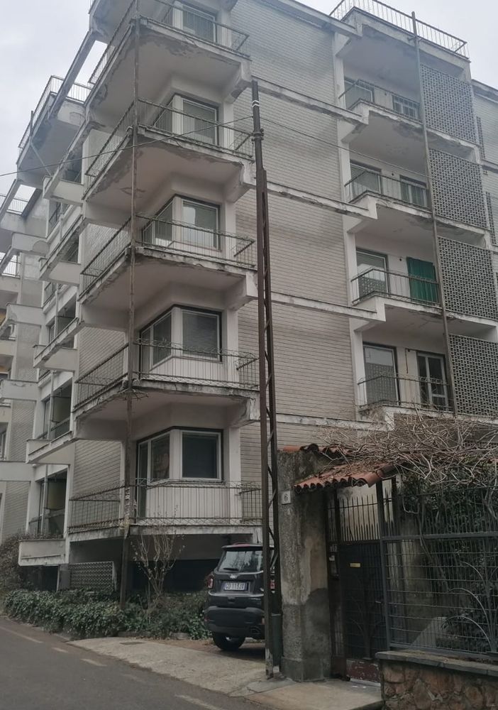 Varese, palazzo abbandonato trasformato in dormitorio: «Furti e aggressioni, viviamo nell'angoscia»
