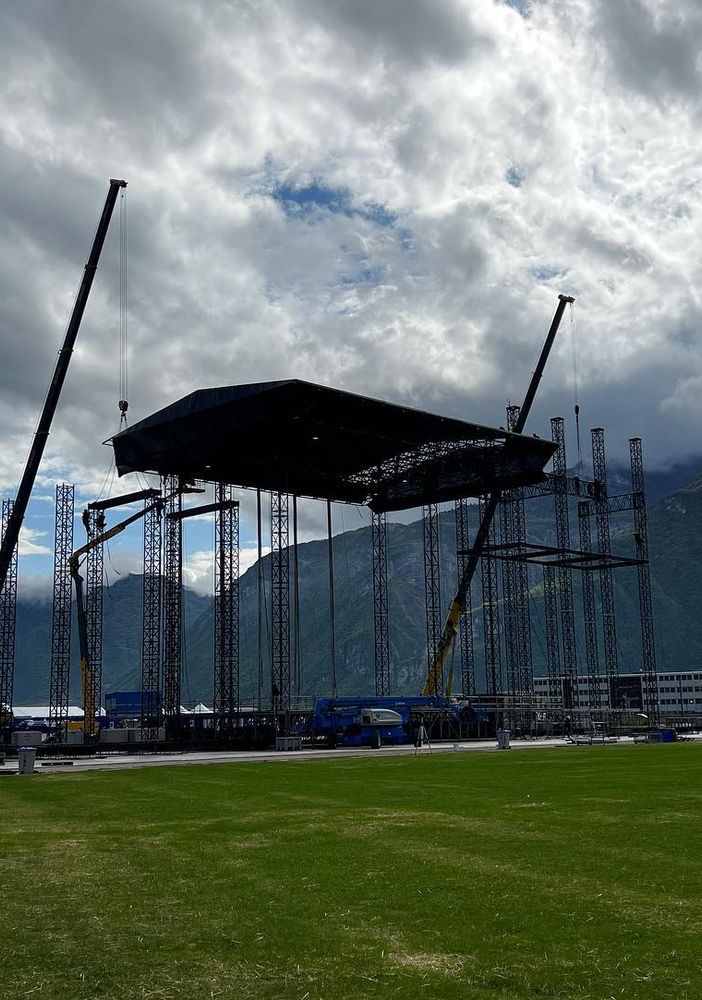 Le foto postate da Vasco Rossi sul palco della Trentino Music Arena: «88 metri di fronte… Eh... sua maestà il palco sta venendo su» scrive il Blasco