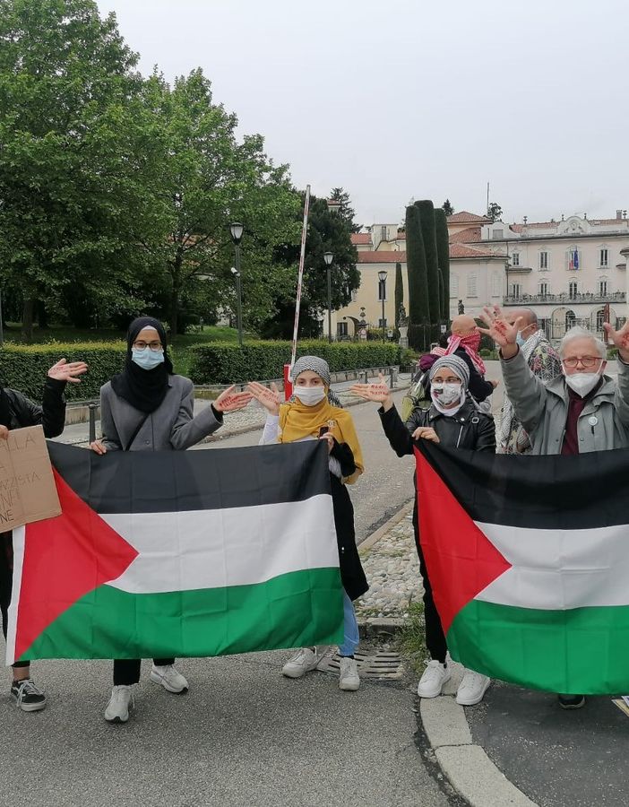 VIDEO. Varese in piazza per la Palestina, attivisti in presidio davanti alla Prefettura