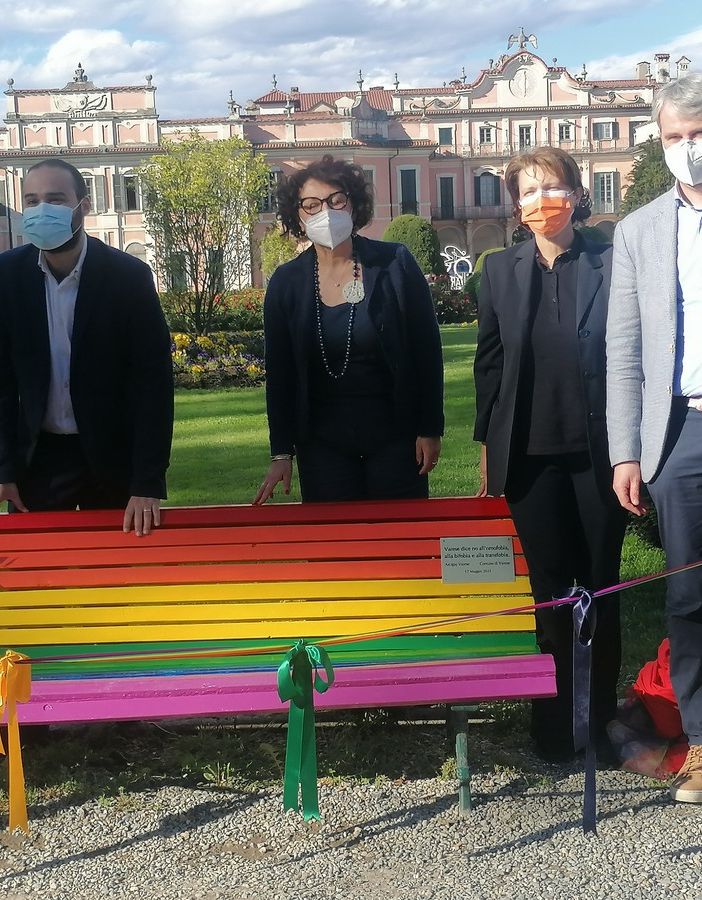 VIDEO. Una panchina arcobaleno ai Giardini Estensi: «Varese città per i diritti umani di tutti»