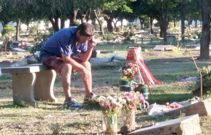 Papà Miguel Ángel si ritrova al cimitero davanti alla tomba del figlio per ascoltare alla radiolina le partite della squadra del cuore del suo Nahuel, scomparso in un incidente d'auto a 19 anni nel 2016 di ritorno da una trasferta del San Martín