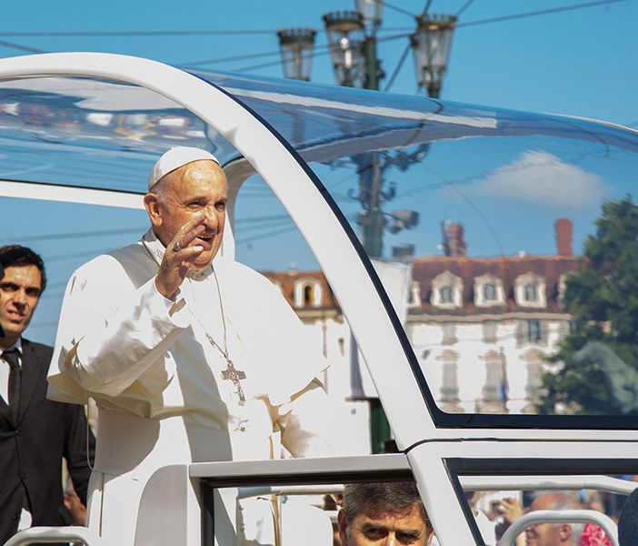 Progressivo miglioramento per Papa Francesco. Stamattina ha letto i quotidiani e si è raccolto in preghiera