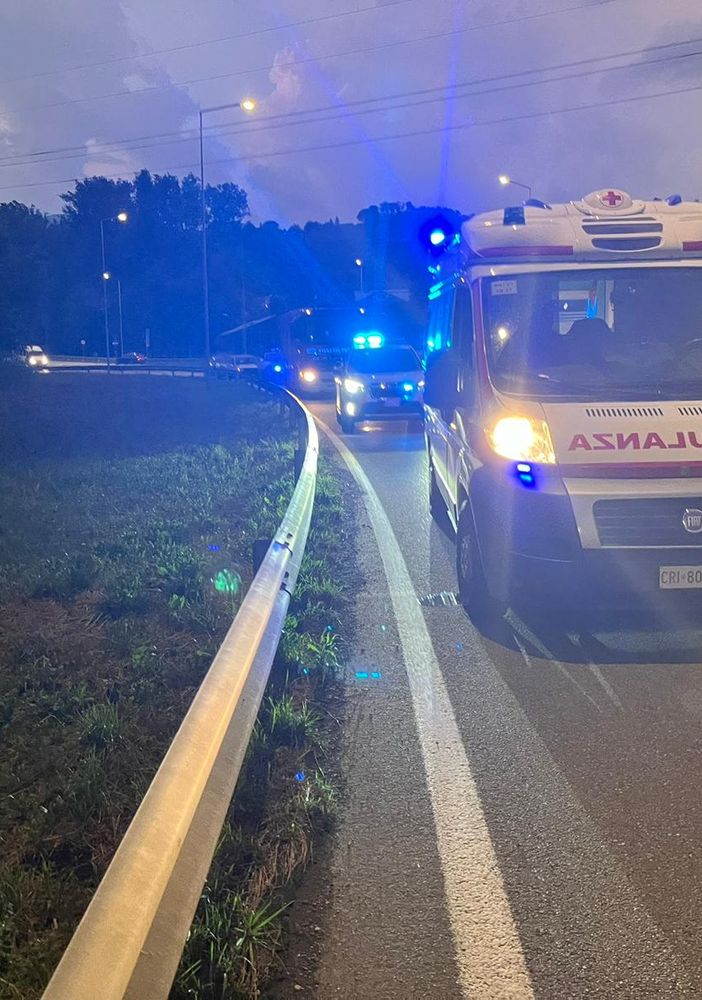 Un uomo in parapendio precipita nella zona dei Ronchi (foto a destra) e i soccorritori mentre setacciano la vegetazione a fianco della ciclabile Un uomo in parapendio precipita nella zona dei Ronchi (foto a destra) e i soccorritori mentre setacciano la vegetazione a fianco della ciclabile