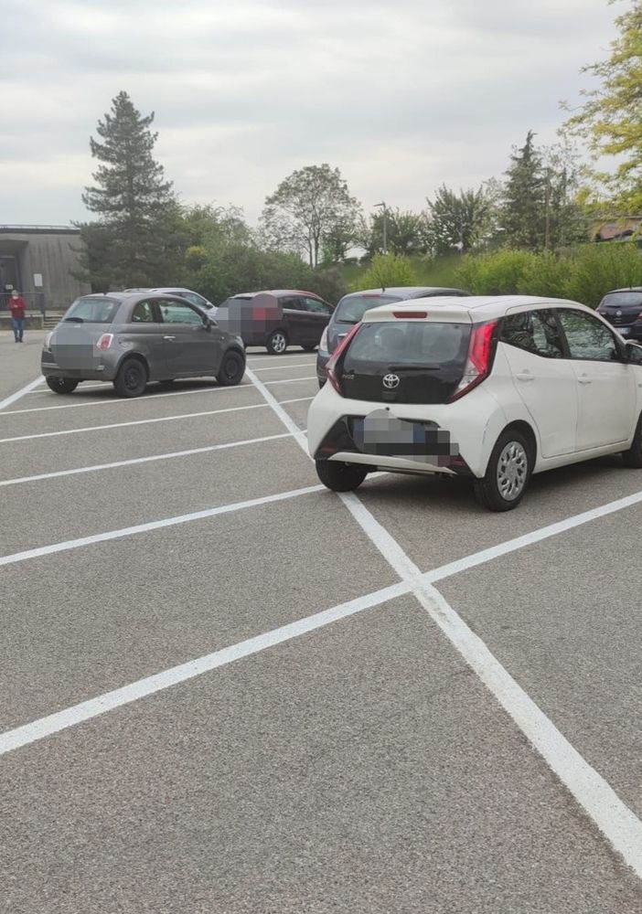 Casbeno, arrivano le strisce nel parcheggio del cimitero, ma anche la sosta a disco orario