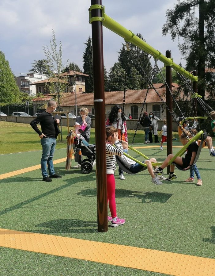 Una panchina gialla Villa Mylius per i diritti dell’infanzia