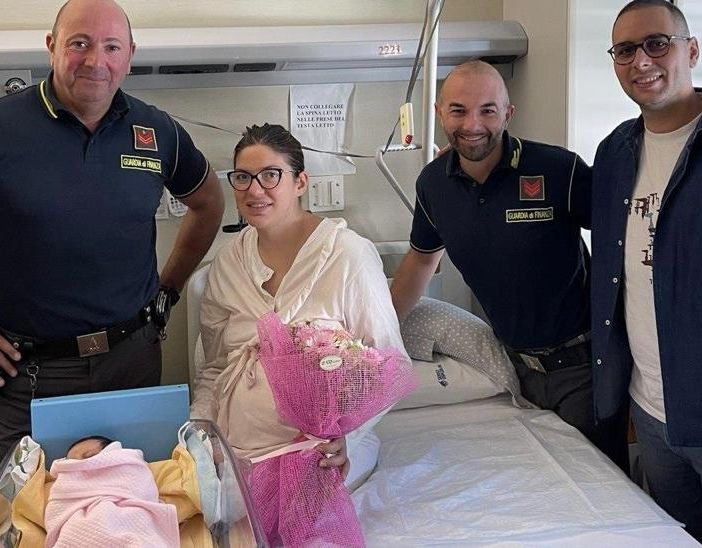 Fiamme gialle e fiocco rosa: donna incinta bloccata nel traffico scortata in ospedale per partorire