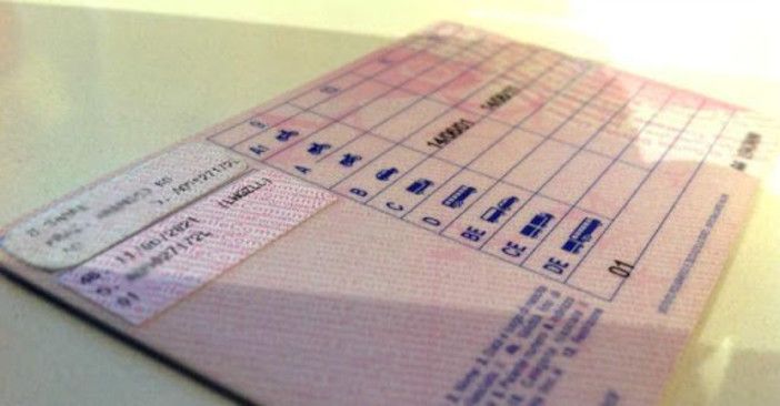 Stava sostenendo l'esame di teoria della patente con &quot;l'aiutino da casa&quot;, denunciato dai carabinieri un 34enne