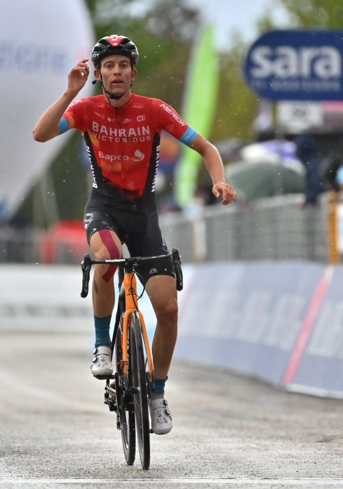 Gino Mader, cuore svizzero che il giorno dopo la caduta del suo capitano Landa trionfa ad Ascoli dedicandogli la vittoria (foto tratta dalla pagina Facebook ufficiale del Giro)