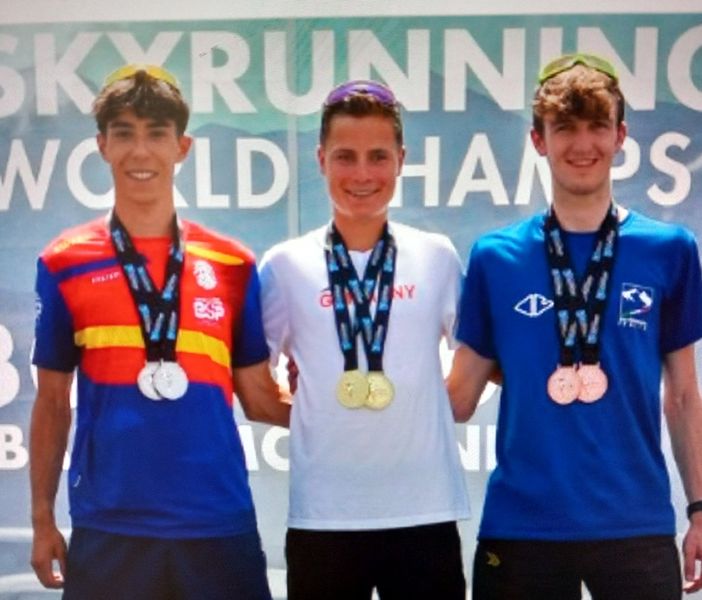 Peter Bettoli, bronzo ai Mondiali di Skyrunning, è il terzo a destra