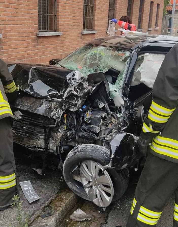 Cesate, auto contro un muro: grave il conducente