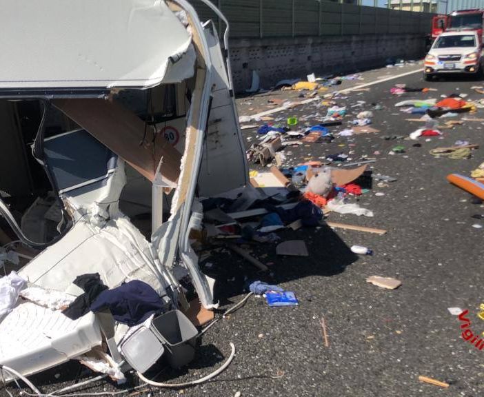 Furgone tampona una roulotte in Autolaghi: cinque feriti e lunghe code