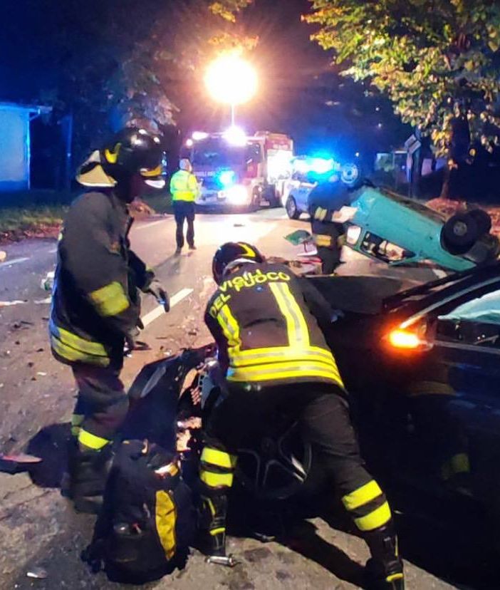 Pauroso scontro sul Sempione a Gallarate: auto si ribalta, tre persone soccorse