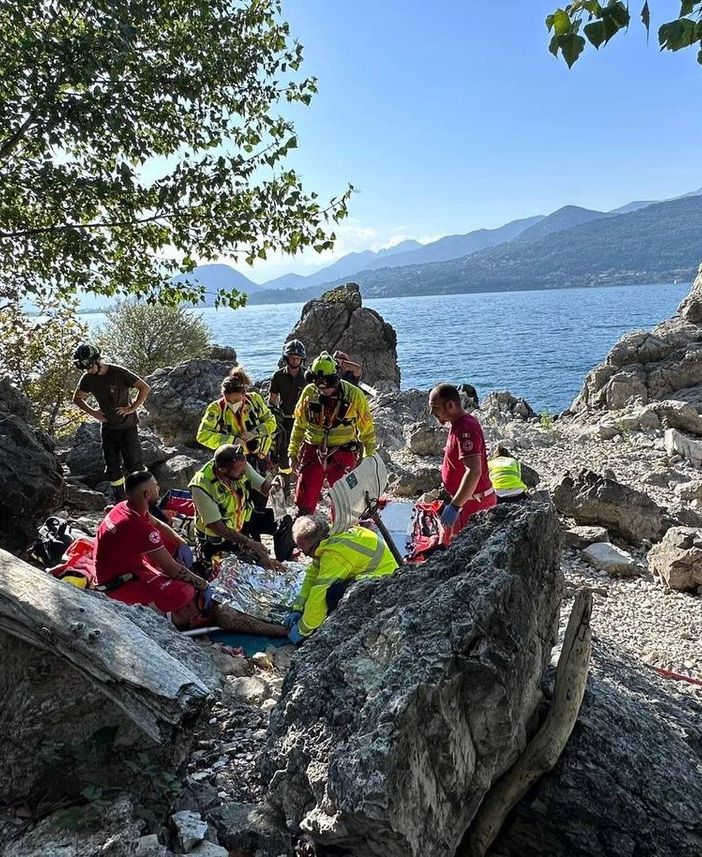 Scivola sugli scogli in riva al lago al Sasso Galletto e si ferisce alla schiena: trasportato in ospedale con l'elisoccorso