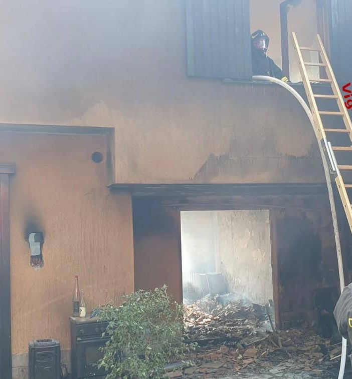 Brucia abitazione a Montegrino Valtravaglia: vigili del fuoco al lavoro, edificio inagibile