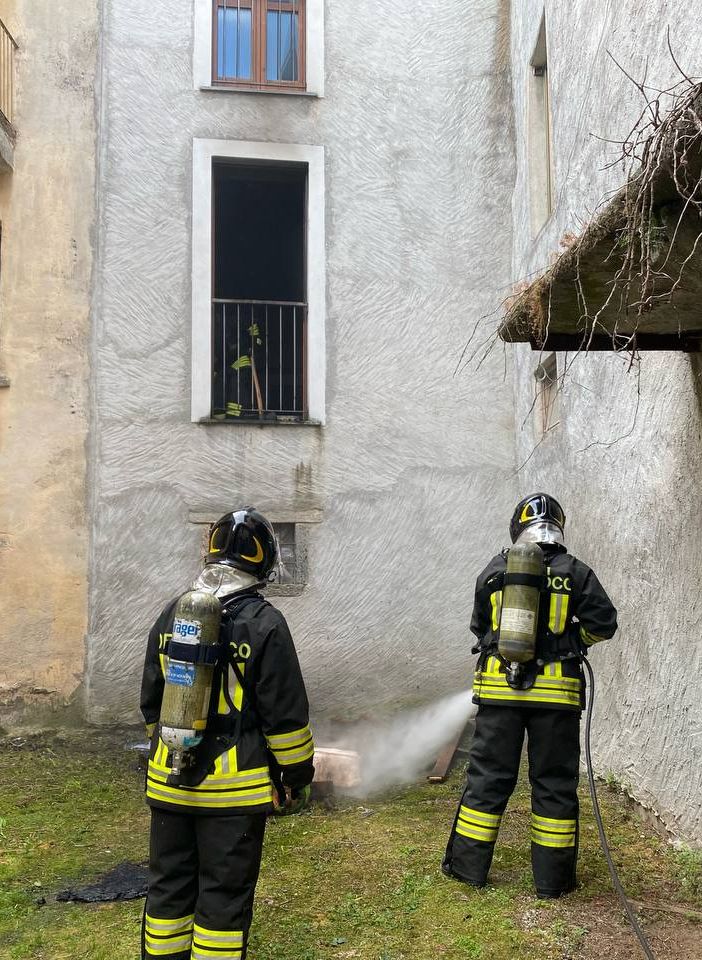 Appartamento in fiamme a Castello Cabiaglio: un ferito