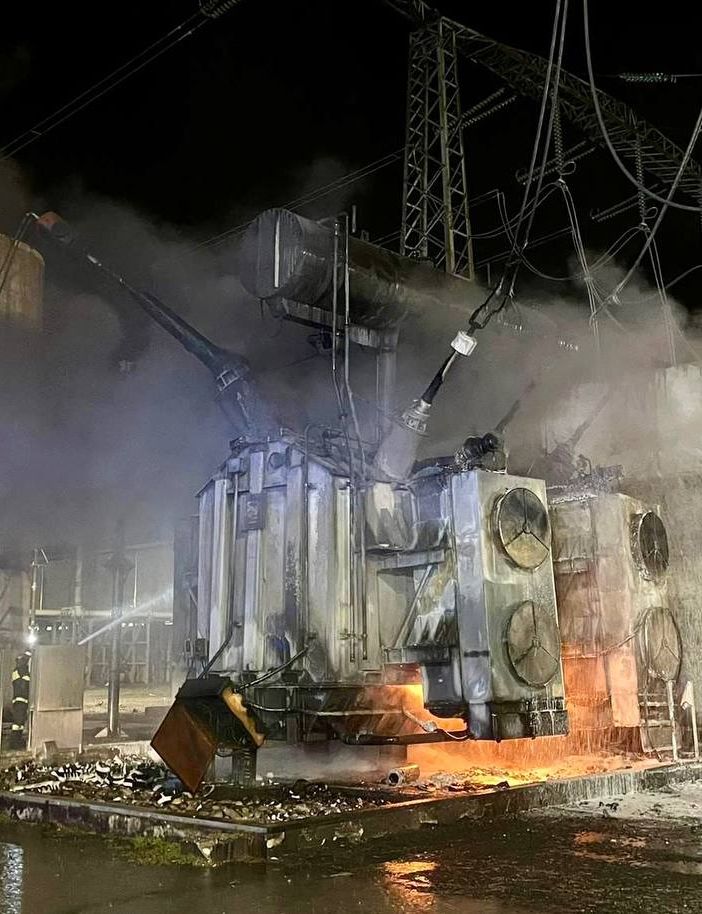FOTO. Trasformatore con 6000 litri di olio in fiamme in una centrale di Cagno: vigili del fuoco al lavoro da stanotte