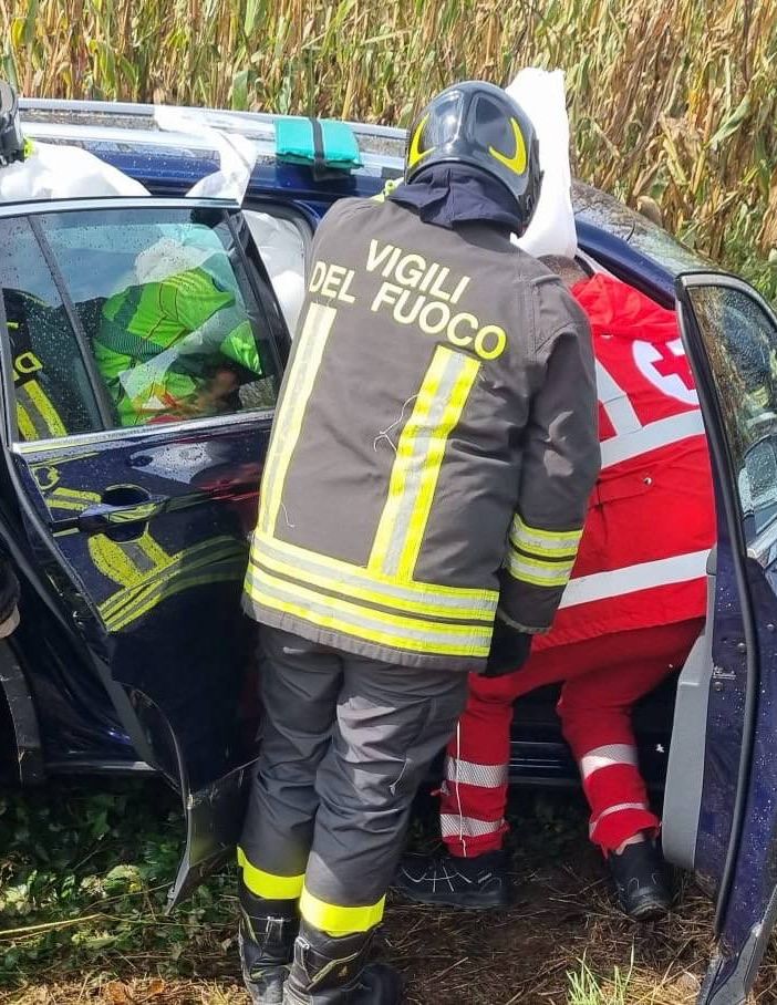 FOTO. Schianto tra due auto a Cairate, una finisce fuori strada: due donne ferite