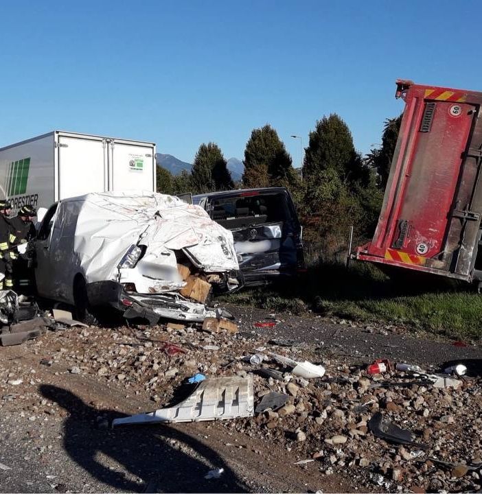 Spaventoso incidente in A4: si schiantano tra camion, un furgone e un'auto