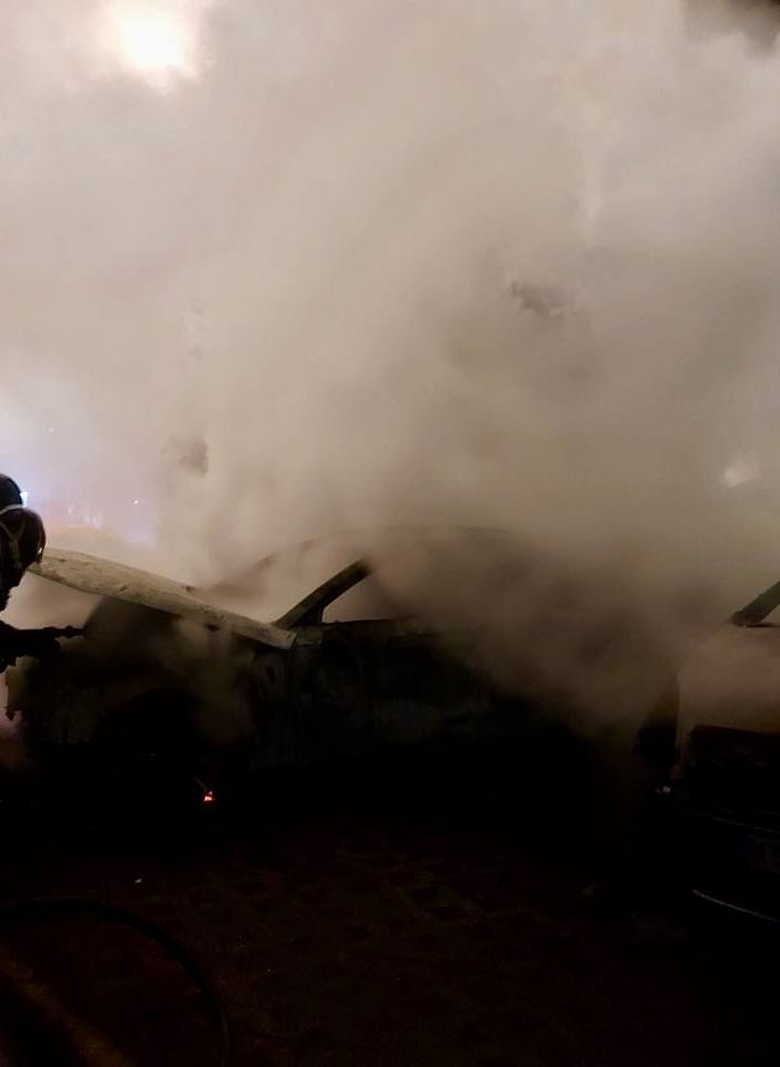 FOTO. Fiamme nella notte a Tradate: due auto in sosta distrutte