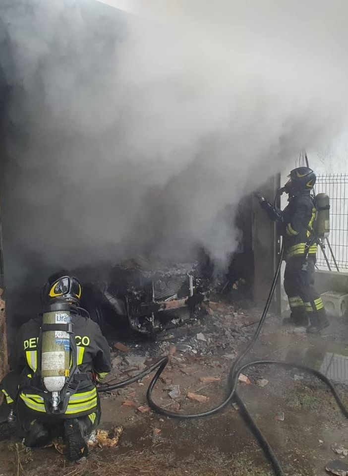 FOTO. Vergiate, incendio in un box: auto distrutta dalle fiamme