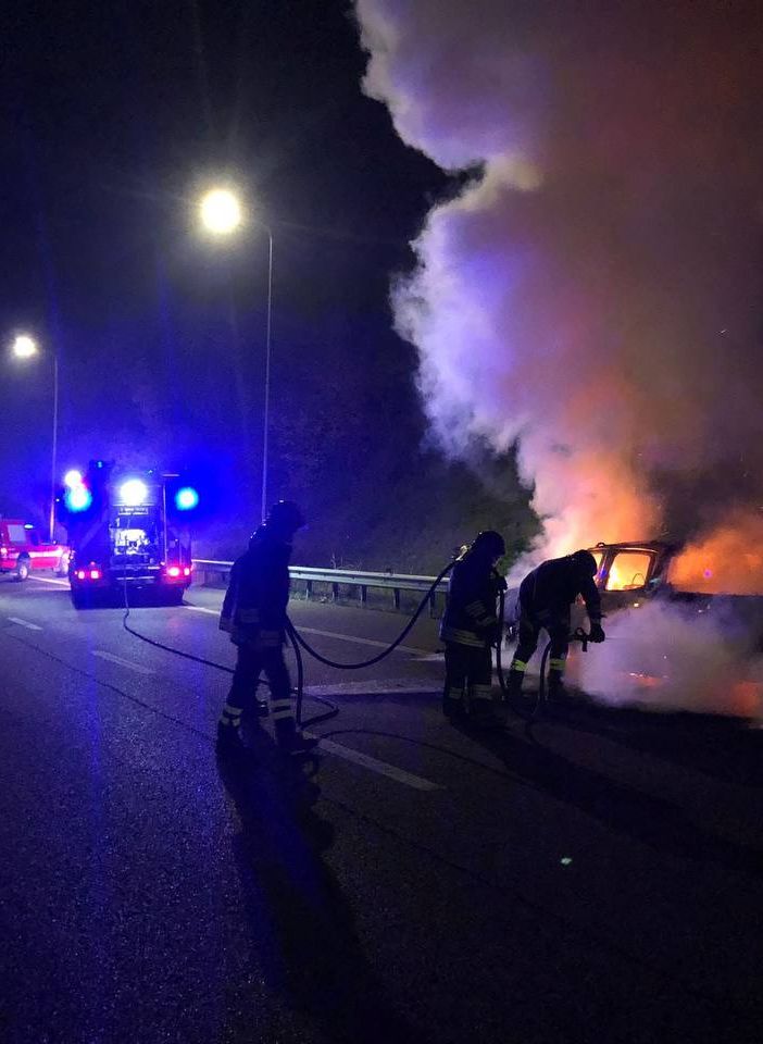 Veicolo distrutto dalle fiamme sulla 336 di Malpensa. Il conducente riesce a mettersi in salvo