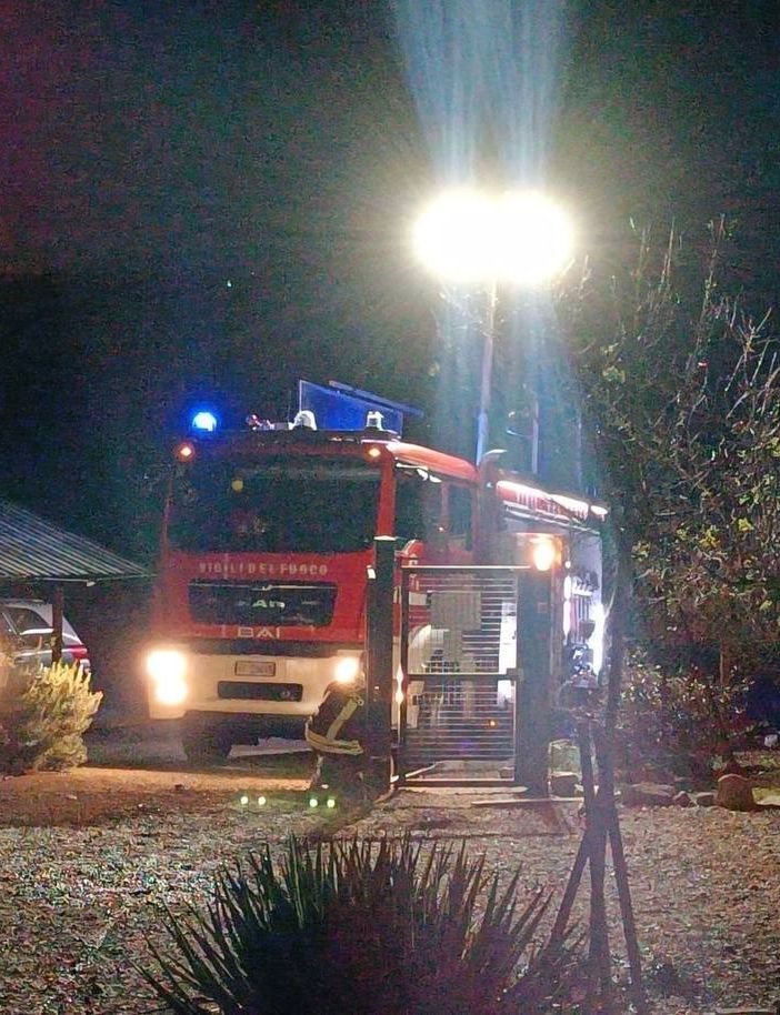 Notte di fuoco nel Varesotto: brucia un tetto a Marchirolo