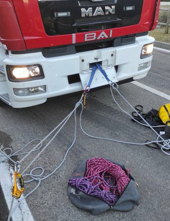 Morazzone, cane cade nel tombino: per salvarlo arrivano i vigili del fuoco
