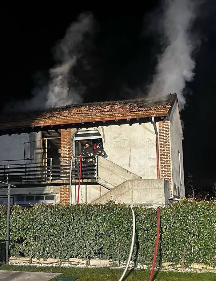 Esplosione in un'abitazione di Carbonate: due feriti soccorsi dai vigili del fuoco di Como e Varese