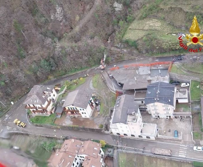 Frane ed esondazioni in Valcamonica: l'elicottero &quot;Drago&quot; di Malpensa porta in salvo i residenti
