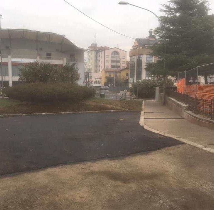 Piazza Repubblica, via l'aiuola verde e spunta una colata di cemento, Civati: «Lì verrà spostata l'edicola»