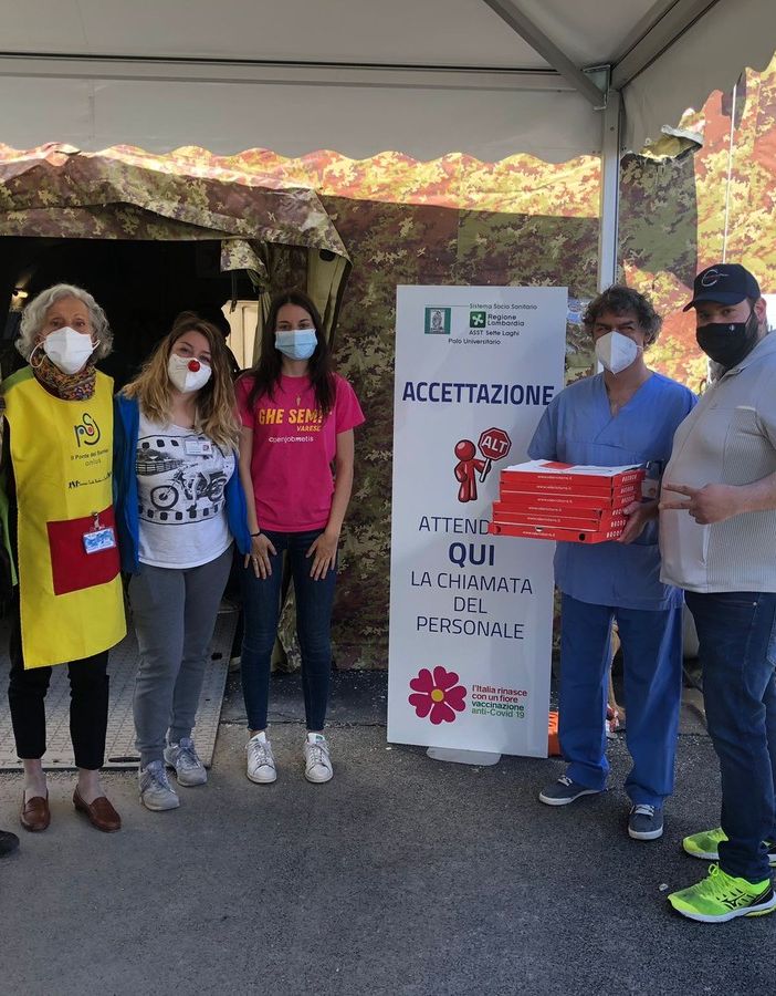Pizze gratis per volontari, militari e operatori sanitari dell'hub della Schiranna