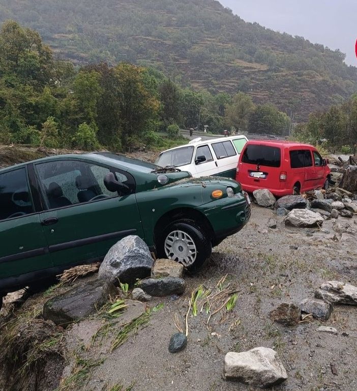 Maltempo: un disperso, ponti crollati e persone isolate in Piemonte (FOTO)