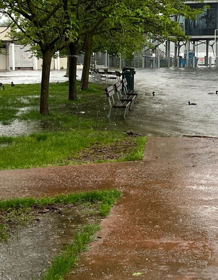 Il lago continua ad avanzare nella zona della Canottieri, davanti ai Ristoranti Vecchia Riva e Mariuccia. Completamente sommersa riva, panchine e spiaggia dei fotografi Il lago continua ad avanzare nella zona della Canottieri, davanti ai Ristoranti Vecchia Riva e Mariuccia. Completamente sommersa riva, panchine e spiaggia dei fotografi