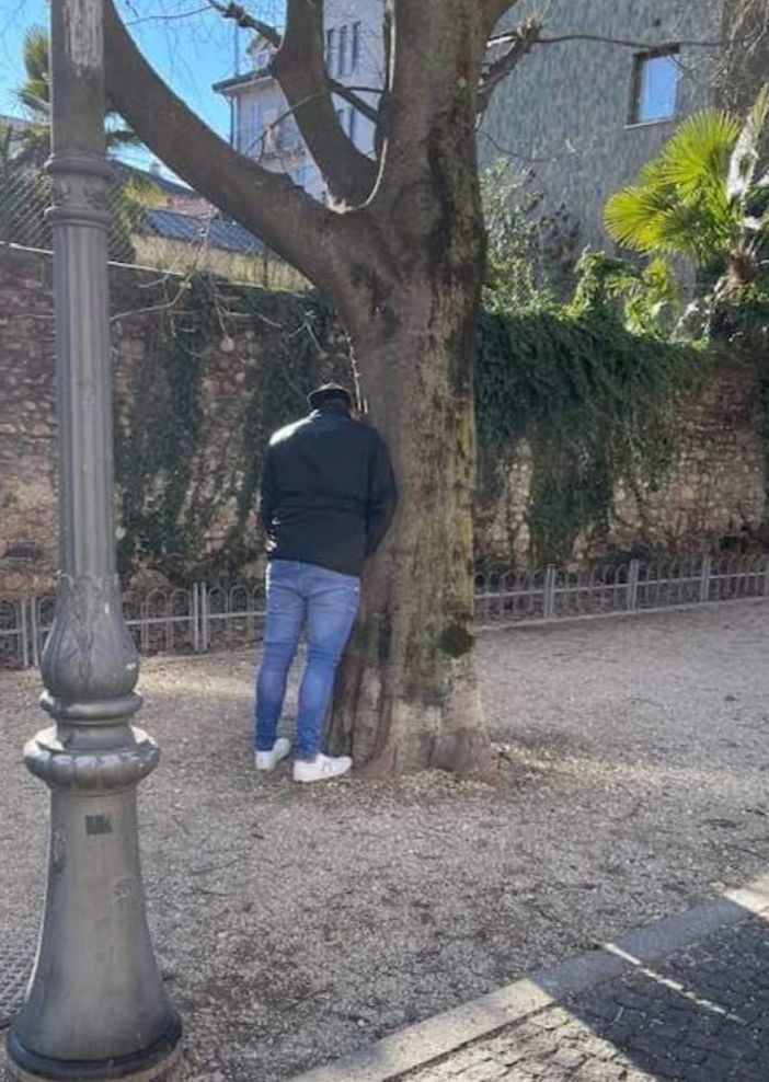 Ore 14, pieno centro di Varese: se scappa, scappa... e così un uomo si &quot;libera&quot; di un peso nel viale alberato di via Dandolo