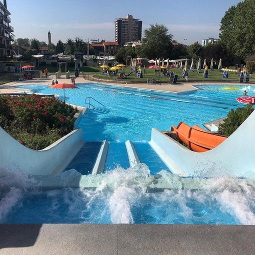 «In piscina con la famiglia. Ma con una sorpresa sull'abbonamento»