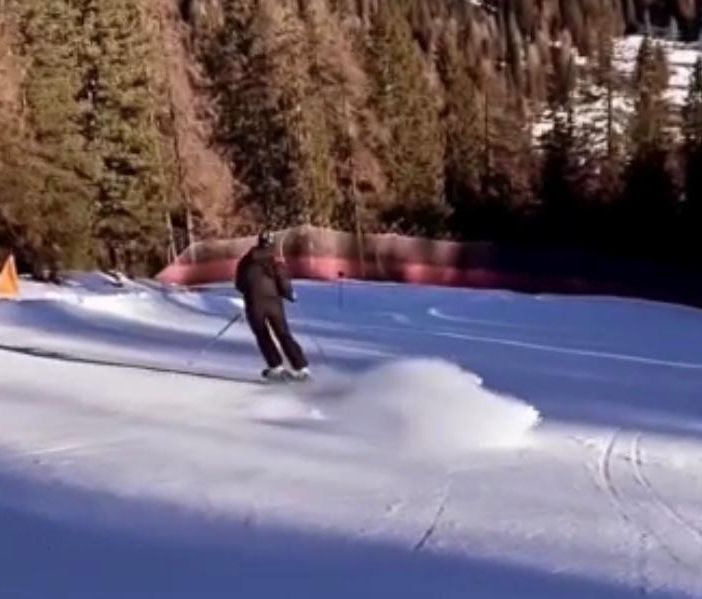 Un fermo immagine della storia postata ieri su Instagram da Nicolò mentre scia a Folgarida