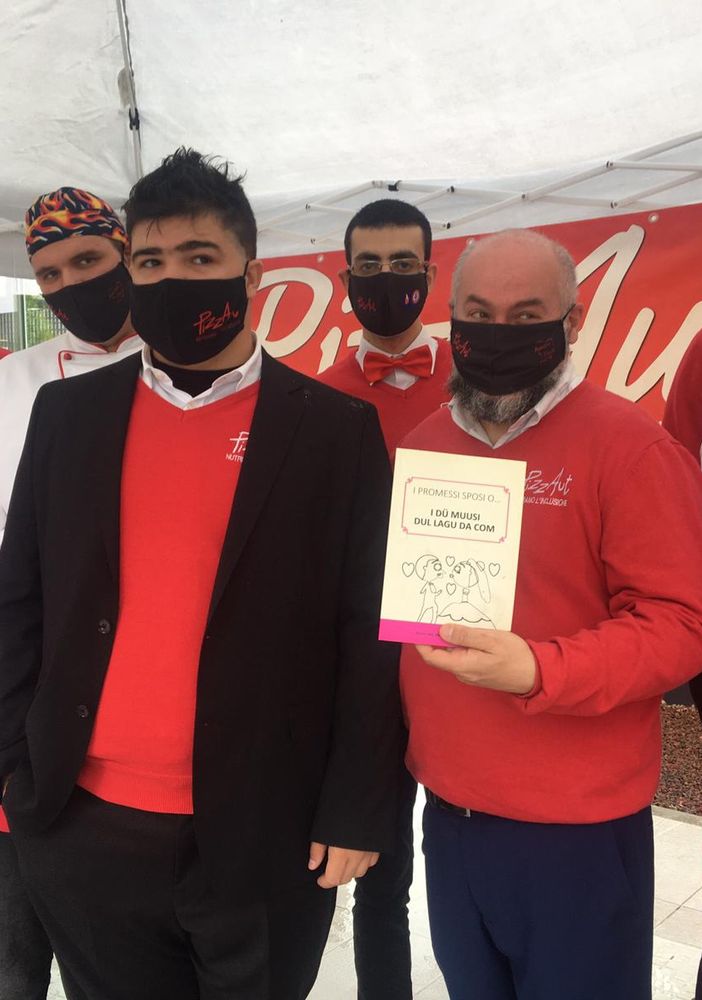 I ragazzi di PizzAut con Nico Acampora e il libro di Silvia Cassani