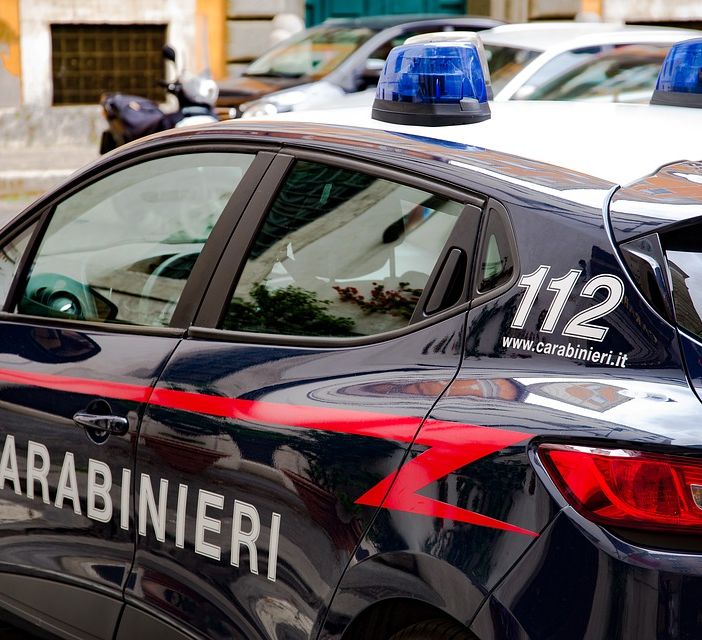 Venegono, straniero si scaglia come una furia contro i carabinieri e ne ferisce tre: per immobilizzarlo serve il taser