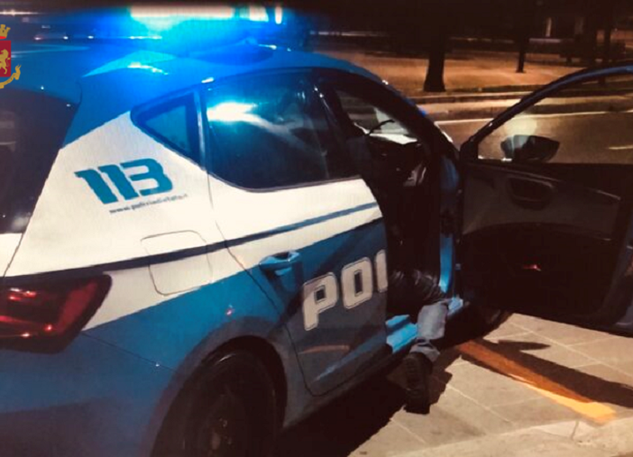 Busto, 22enne si scatena contro i poliziotti che volevano impedirgli di rubare una bici