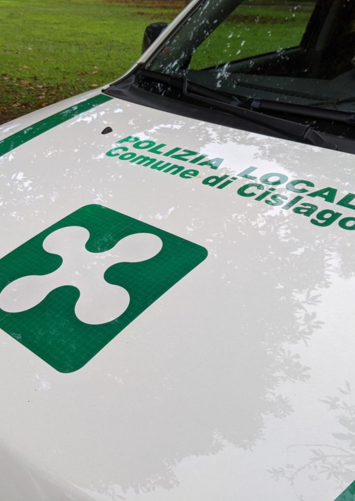 Senza assicurazione, i vigili gli sequestrano l’auto e lo ritrovano al volante dopo pochi minuti: «Mi servano le sigarette»