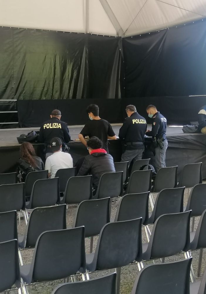 Musica, bivacchi e lanci di sedie ai Giardini: la polizia identifica un gruppo di ragazzini