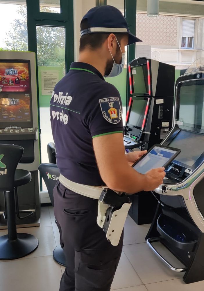 Green pass, scattano i controlli della polizia locale nelle sale da gioco