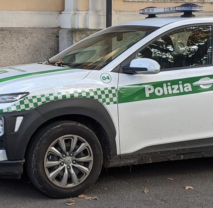Scappa dopo un incidente, rintracciato dalla polizia locale per fuga e denunciato per omissione di soccorso
