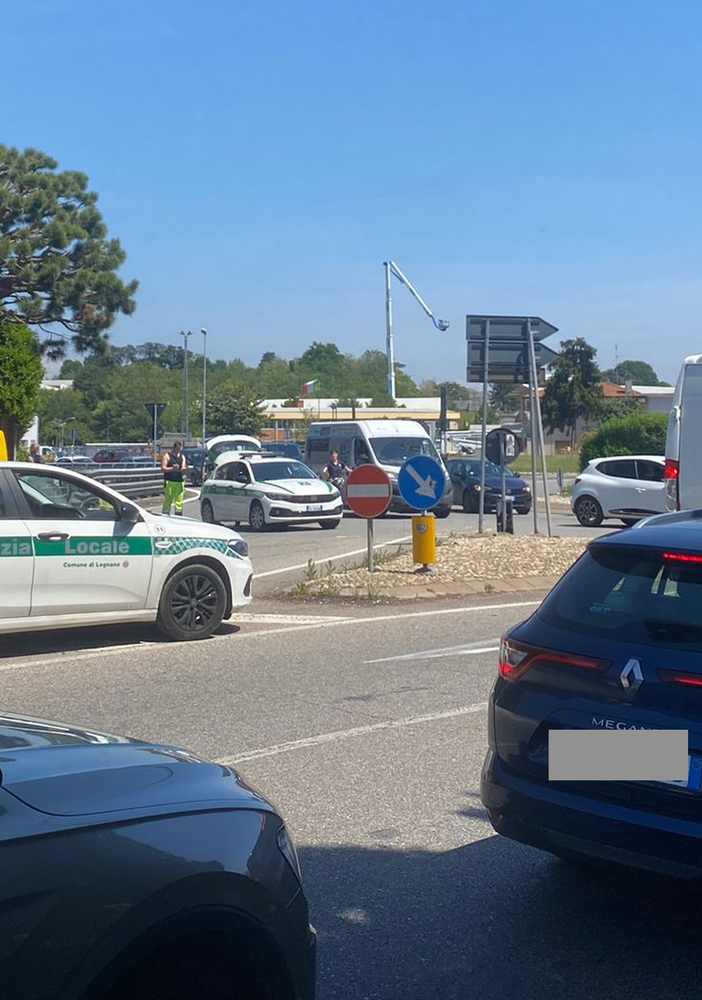 Una pattuglia della Polizia locale sul posto dell'incidente