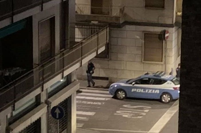 Lite tra ragazzine ieri notte in centro, una mamma: «Urla e schiamazzi fino all'alba sono diventati la regola»